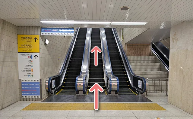 正面のエスカレーターで上がります