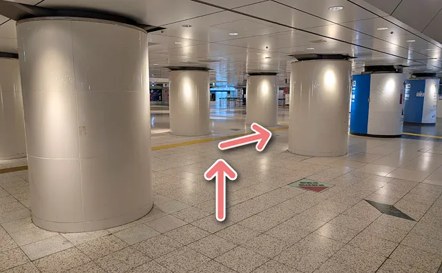 軽く右斜め前に向きを変える