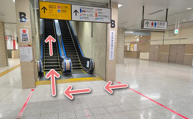 右側にエスカレーター