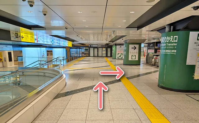 右側に新幹線南のりかえ口の改札