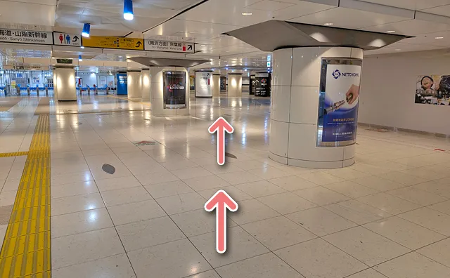 9・10番線の案内と小さな階段